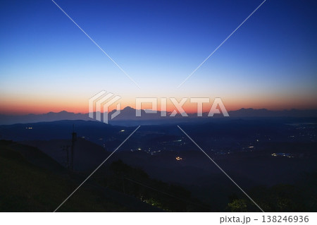 夜明けを待つ町 夜明けを待つ町 138246936