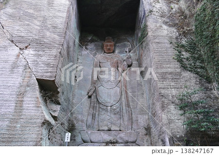 石の壁に掘られた石仏 石の壁に掘られた石仏 138247167