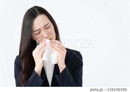 鼻水をティッシュで拭く花粉症の女性 鼻水をティッシュで拭く花粉症の女性 138248500