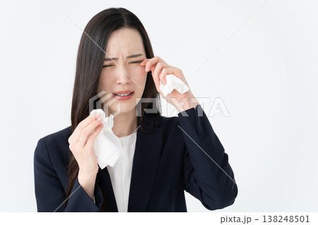 目を擦る花粉症の女性 目を擦る花粉症の女性 138248501