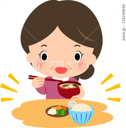 ご飯と漬物と味噌汁の食事を摂る中年女性 138248648