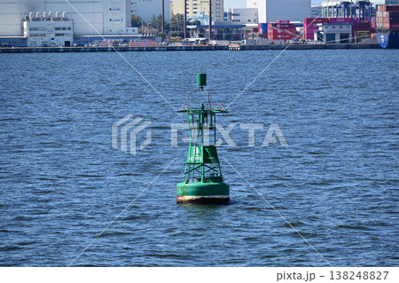 左舷標識の緑色ブイ(灯浮標)、東京港クルーズにて東京みなと丸から 左舷標識の緑色ブイ(灯浮標)、東京港クルーズにて東京みなと丸から 138248827