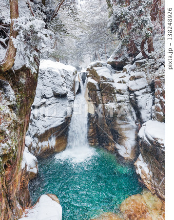 夕森渓谷（冬）：竜神の滝 138248926