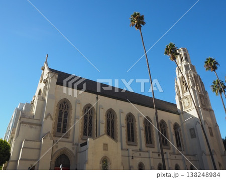 ロサンゼルス・ハリウッドの街並みと歩道橋のある都市風景 138248984