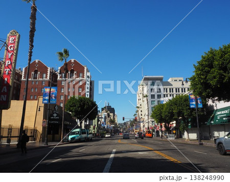 ロサンゼルス・ハリウッドの街並みと歩道橋のある都市風景 138248990
