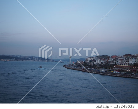 イスタンブールの夕暮れと海峡の風景 トルコの都市と水辺の情景 イスタンブールの夕暮れと海峡の風景 トルコの都市と水辺の情景 138249035