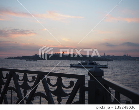 イスタンブールの夕暮れと海峡の風景　トルコの都市と水辺の情景 138249036
