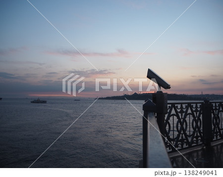 イスタンブールの夕暮れと海峡の風景　トルコの都市と水辺の情景 138249041