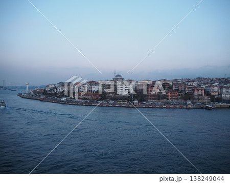イスタンブールの夕暮れと海峡の風景 トルコの都市と水辺の情景 イスタンブールの夕暮れと海峡の風景 トルコの都市と水辺の情景 138249044