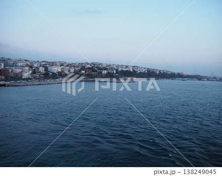 イスタンブールの夕暮れと海峡の風景　トルコの都市と水辺の情景 138249045