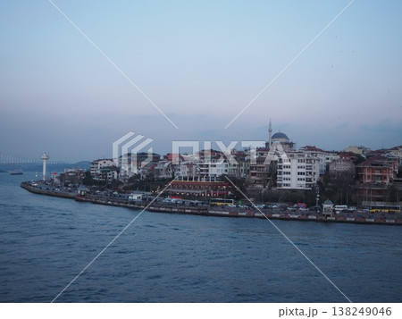 イスタンブールの夕暮れと海峡の風景　トルコの都市と水辺の情景 138249046