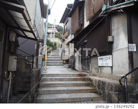 尾道の路地と港と猫 広島県の懐かしい坂の街の風景 尾道の路地と港と猫 広島県の懐かしい坂の街の風景 138249202
