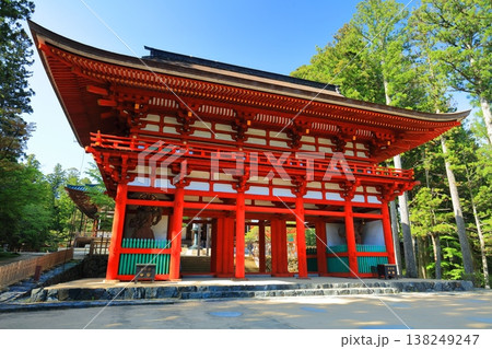 【和歌山県】快晴の高野山の壇上伽藍の中門 【和歌山県】快晴の高野山の壇上伽藍の中門 138249247