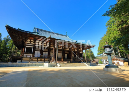 【和歌山県】快晴の高野山の壇上伽藍の金堂 【和歌山県】快晴の高野山の壇上伽藍の金堂 138249279