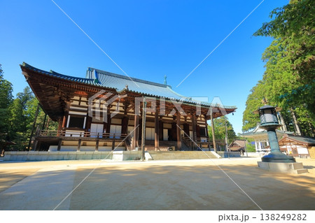 【和歌山県】快晴の高野山の壇上伽藍の金堂 【和歌山県】快晴の高野山の壇上伽藍の金堂 138249282