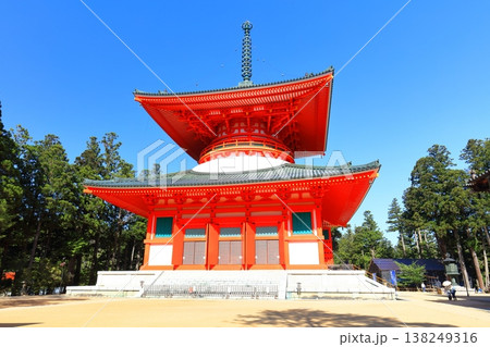 【和歌山県】快晴の高野山の壇上伽藍の根本大塔 【和歌山県】快晴の高野山の壇上伽藍の根本大塔 138249316