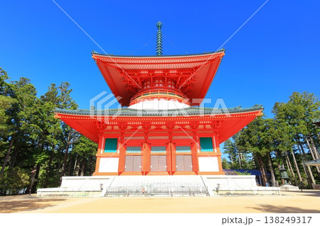 【和歌山県】快晴の高野山の壇上伽藍の根本大塔 【和歌山県】快晴の高野山の壇上伽藍の根本大塔 138249317