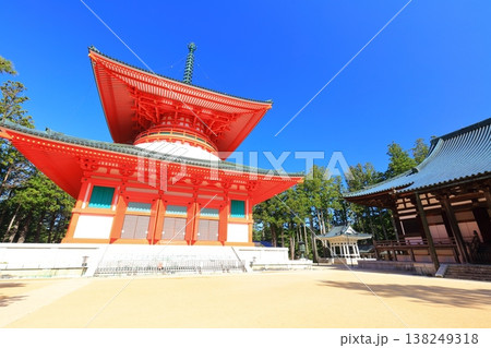 【和歌山県】快晴の高野山の壇上伽藍の根本大塔 【和歌山県】快晴の高野山の壇上伽藍の根本大塔 138249318