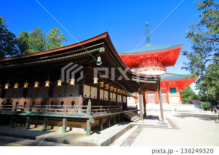 【和歌山県】快晴の高野山の壇上伽藍の根本大塔と御影堂 138249320