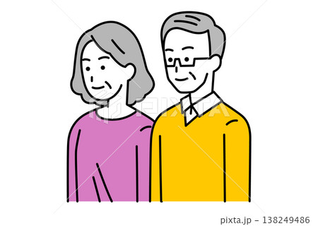 まっすぐ前を向いている年配の男女 まっすぐ前を向いている年配の男女 138249486