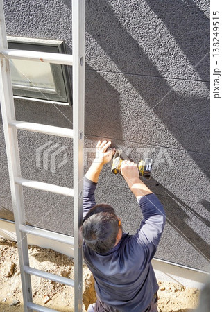 新築住宅で二階トイレの露出配管工事 新築住宅で二階トイレの露出配管工事 138249515