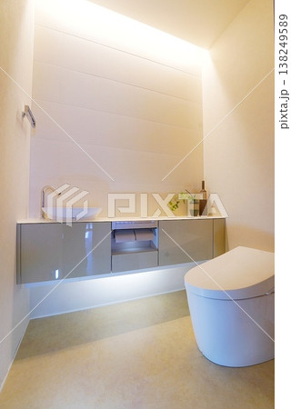 明るい清潔感ある新築住宅のトイレ 明るい清潔感ある新築住宅のトイレ 138249589