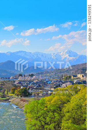 利根川と谷川連峰　谷川岳　月夜野大橋からの眺め　　　 138249591