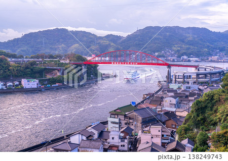 倉橋島側から見た朝の音戸大橋と音戸の瀬戸を通過するフェリーボート旭洋丸2　広島県呉市 138249743