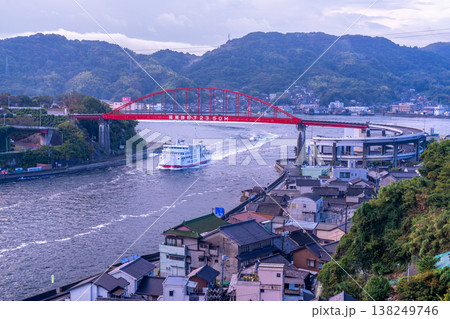 倉橋島側から見た朝の音戸大橋と音戸の瀬戸を通過するフェリーボート旭洋丸3　広島県呉市 138249746