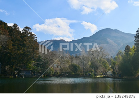 大分県由布院にある金鱗湖の風景 大分県由布院にある金鱗湖の風景 138249878