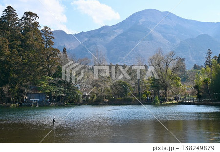 大分県由布院にある金鱗湖の風景 大分県由布院にある金鱗湖の風景 138249879