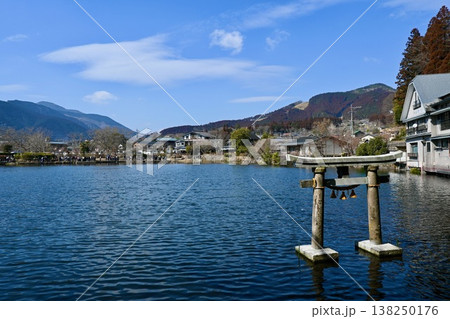 大分県由布院にある天祖神社と金鱗湖の風景 大分県由布院にある天祖神社と金鱗湖の風景 138250176