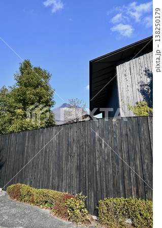 大分県由布院にある由布岳とComico Art Museum Yufuin 大分県由布院にある由布岳とComico Art Museum Yufuin 138250179