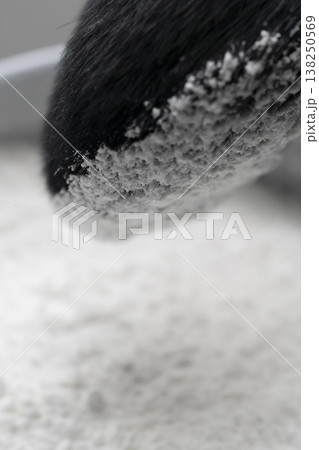 化粧する女性の手元　メイクする手元    パウダー 138250569