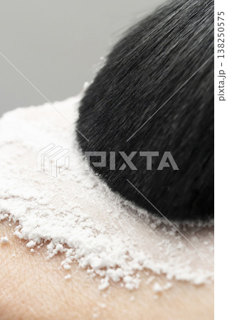 化粧する女性の手元 メイクする手元 パウダー 化粧する女性の手元 メイクする手元 パウダー 138250575