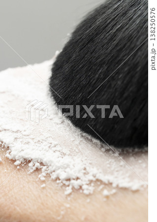 化粧する女性の手元　メイクする手元    パウダー 138250576