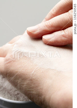 化粧する女性の手元　メイクする手元    パウダー 138250585