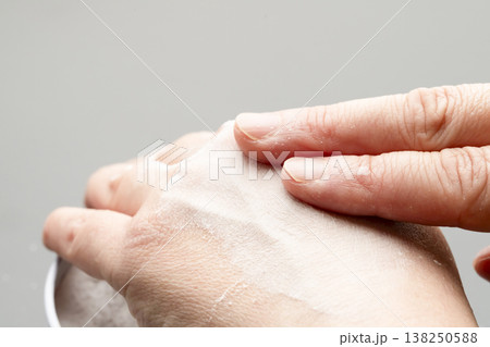 化粧する女性の手元　メイクする手元    パウダー 138250588