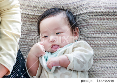舌を出す赤ちゃん 138250946