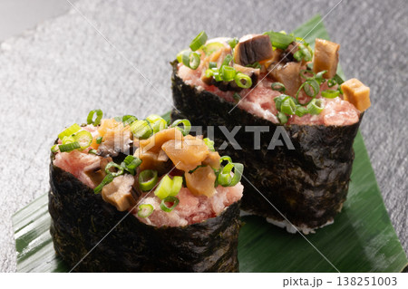 とろがっこ軍艦 まぐろたたき とろがっこ軍艦 まぐろたたき 138251003