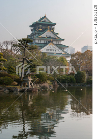 朝日に照らされる大阪城天守閣と日本庭園 138251129