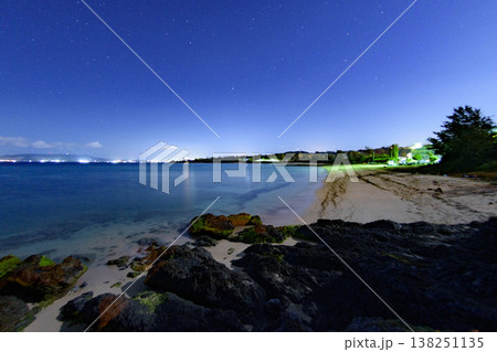 月の光に照らされる静かな海の夜景5 月の光に照らされる静かな海の夜景5 138251135
