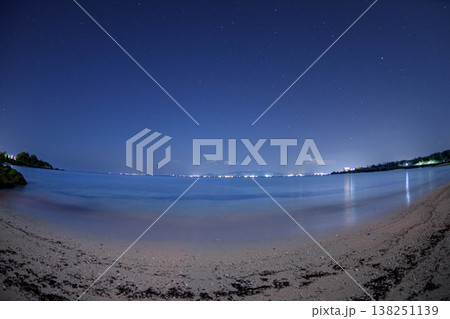 月の光に照らされる静かな海の夜景1 月の光に照らされる静かな海の夜景1 138251139