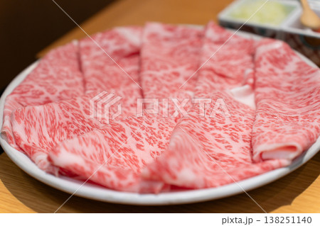 白い皿に盛られた 極上霜降り和牛 しゃぶしゃぶ用薄切り肉 白い皿に盛られた 極上霜降り和牛 しゃぶしゃぶ用薄切り肉 138251140