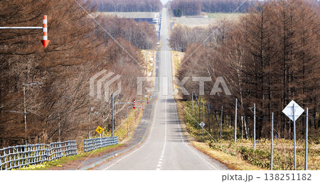 早春の北海道中標津町開陽台近くにあるミルクロードの風景 138251182