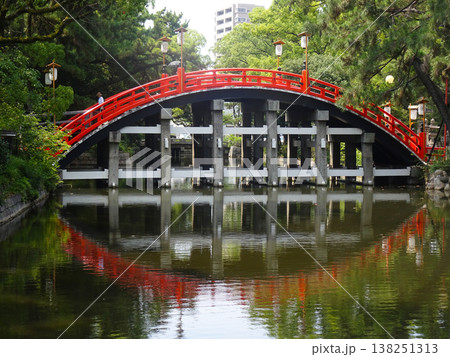 住吉大社の赤い反橋(太鼓橋)大阪府大阪市住吉区住吉 住吉大社の赤い反橋(太鼓橋)大阪府大阪市住吉区住吉 138251313