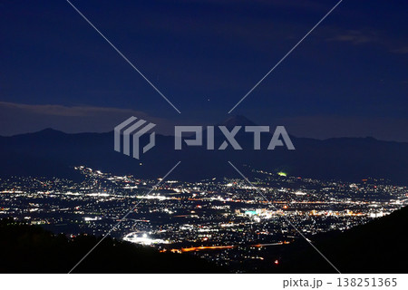 甲府盆地の夜景と富士山 甲府盆地の夜景と富士山 138251365
