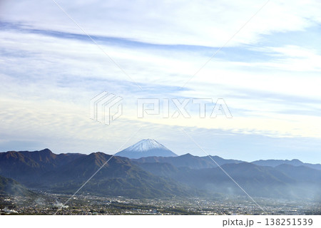 秋、甲府盆地と富士山 秋、甲府盆地と富士山 138251539