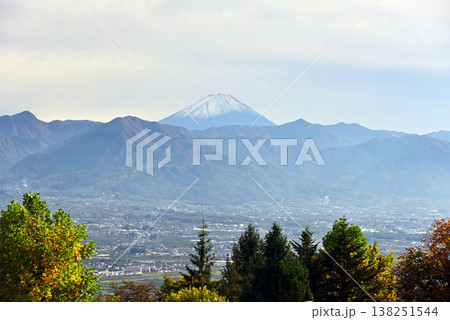 秋、甲府盆地と富士山 秋、甲府盆地と富士山 138251544