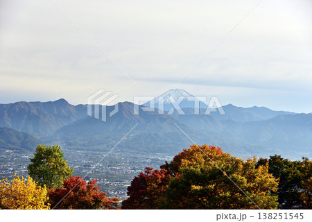 秋、甲府盆地と富士山 秋、甲府盆地と富士山 138251545